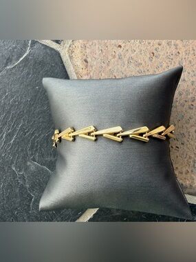 14kt. Yellow Gold V-Link Women's Bracelet - Elegant Statement Jewelry 7”